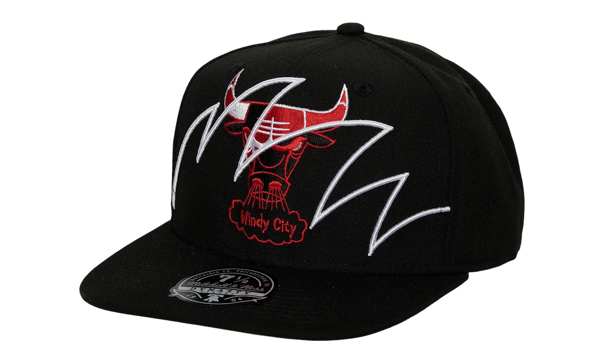 NBA Hardwood Classics Shark Bite Fitted Cap "Chicago Bulls - Black" HHSF3477 CBUYYPPPBLCK